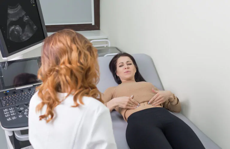 Mulher com endometriose em consulta médica