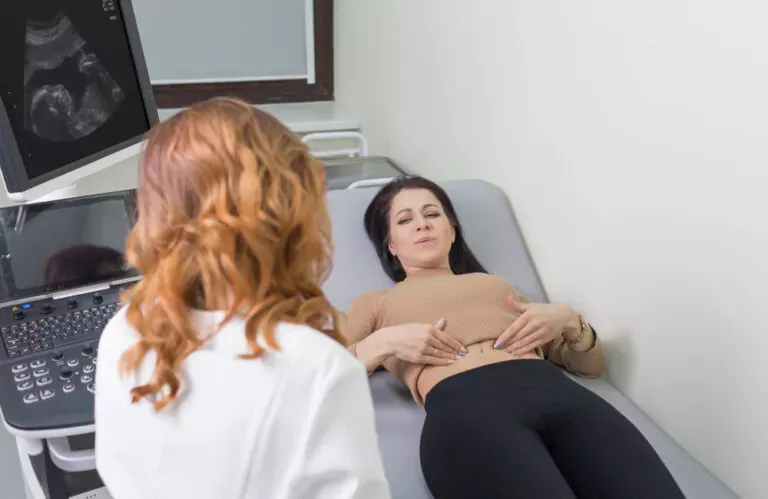 Mulher com endometriose em consulta médica