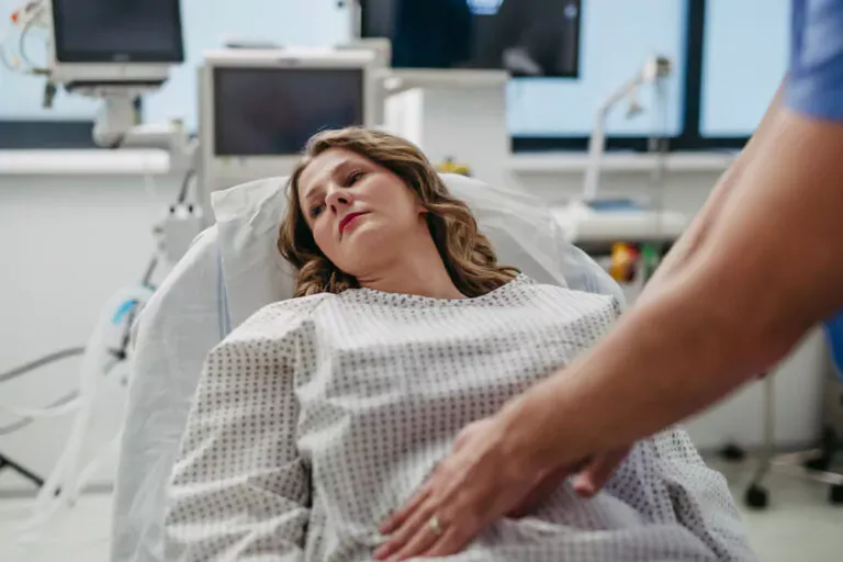 Mulher em maca de hospital indo fazer cirurgia de endometriose